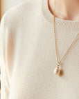 Sophia Schneider Joyas 18K gold necklace with a single oval pearl pendant, 41-45 cm chain.