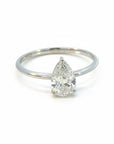 Sophia Schneider Joyas 18K white gold ring with 1 ct pear-cut lab diamond, E-VVS2 quality, IGI certified.