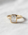 Anillo solitario Sophia Schneider Joyas de oro amarillo 18K con diamante de laboratorio de corte esmeralda de 1,5 ct engastado en bisel.
