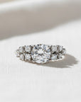 Anillo solitario de platino Sophia Schneider Joyas con diamante de laboratorio de 1,5 ct y brillantes de 0,35 ct. Diseño con múltiples gemas.
