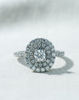Anillo de platino Sophia Schneider Joyas con diamante central de 0,3 ct y doble halo de diamantes engastados en grifa.