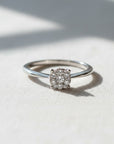 Anillo solitario de oro blanco 14K de Sophia Schneider Joyas con un cluster de diamantes de talla brillante de 0,04 ct al centro.