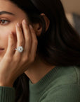 Anillo de platino Sophia Schneider Joyas con diamante central brillante de 0,50 ct y halo de diamantes pequeños. Diseño de grifa.