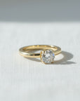 Anillo solitario Sophia Schneider Joyas de oro amarillo 18K con diamante de laboratorio de corte brillante de 0,95 ct, hecho a mano.