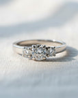 Anillo Tricillo de platino con tres diamantes naturales de corte brillante, el central de 0,47 ct y los laterales de 0,10 ct cada uno, de Sophia Schneider Joyas.