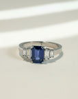 Anillo de platino Sophia Schneider Joyas con zafiro octogonal azul central y diamantes baguette laterales.