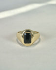 Sophia Schneider Joyas anillo sello oro amarillo 18K con zafiro rectangular negro engastado en bisel.