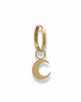 Aro argolla de oro de 14K con charm de luna colgante de Sophia Schneider Joyas.