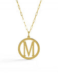 Collar Sophia Schneider Joyas de oro 14K con cadena de eslabones mini y medalla grande con inicial "M" calada.