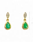 Aros stud brillantes en bisel ojito y esmeralda gota en bisel oro 10K