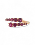 Anillo cintillo asimetrico rodolitas oro rosado 10K