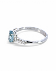 Anillo Solitario Topacio azul oval y brillantes