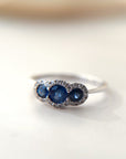 Anillo Tricillo Zafiros Halo en oro blanco 18K