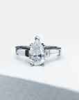 A pedido - Anillo Tricillo Gota central y Trapecios en Grifa y brillantes en argolla