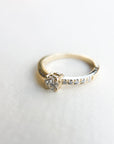 A pedido - Anillo Diamante Brillante en Grifa 0,38 ct y brillantes en argolla