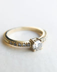 A pedido - Anillo Diamante Brillante en Grifa 0,38 ct y brillantes en argolla