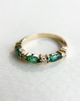 A pedido - Anillo Cintillo Esmeraldas Ovales y Brillantes en Grifa
