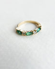 A pedido - Anillo Cintillo Esmeraldas Ovales y Brillantes en Grifa