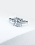 A pedido - Anillo Diamante Princess en Grifa Halo y brillantes en argolla