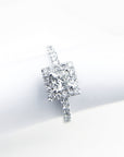A pedido - Anillo Diamante Princess en Grifa Halo y brillantes en argolla