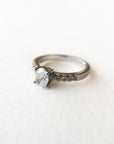 A pedido - Anillo Diamante Oval en Grifa 0,60 ct y brillantes en argolla