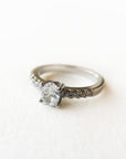 A pedido - Anillo Diamante Oval en Grifa 0,60 ct y brillantes en argolla