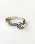 A pedido - Anillo Diamante Oval en Grifa 0,60 ct y brillantes en argolla
