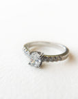 A pedido - Anillo Diamante Oval en Grifa 0,60 ct y brillantes en argolla