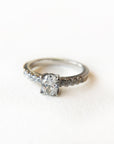 A pedido - Anillo Diamante Oval en Grifa 0,60 ct y brillantes en argolla