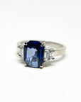 A pedido - Anillo Zafiro Octogonal en Grifa 9 x 7 mm y Diamantes Baguette