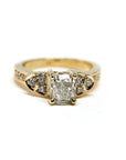 A pedido - Anillo Diamante Cushion en Grifa y Trio de brillantes en grano