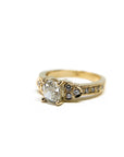 Anillo Corte Cushion y Trio de brillantes Gold