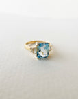 A pedido - Anillo Topacio Azul Rectangular Grifa 8x6 mm y Baguettes