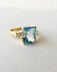 A pedido - Anillo Topacio Azul Rectangular Grifa 8x6 mm y Baguettes