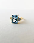 A pedido - Anillo Topacio Azul Rectangular Grifa 8x6 mm y Baguettes