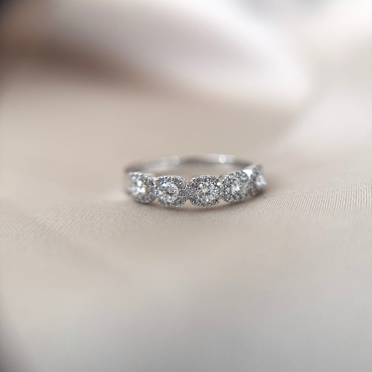 Anillo Quintillo Diamantes con Halo Oro Blanco 18K