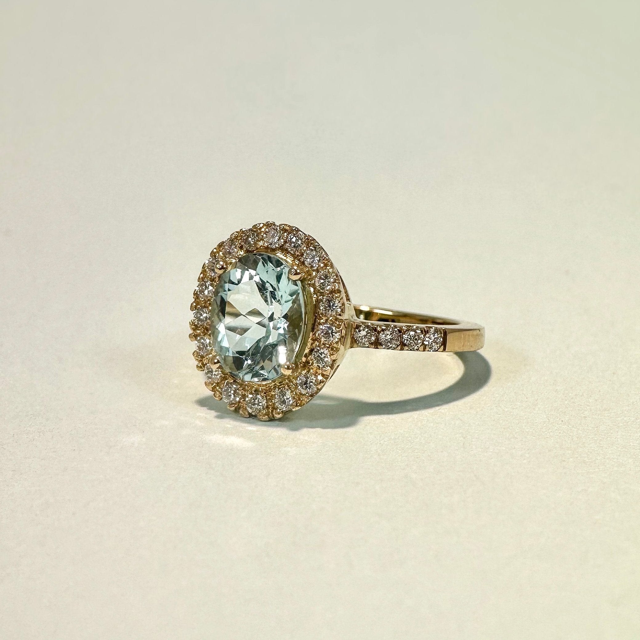 A pedido - Anillo Aguamarina Oval en Grifa 9 x 7 mm Halo