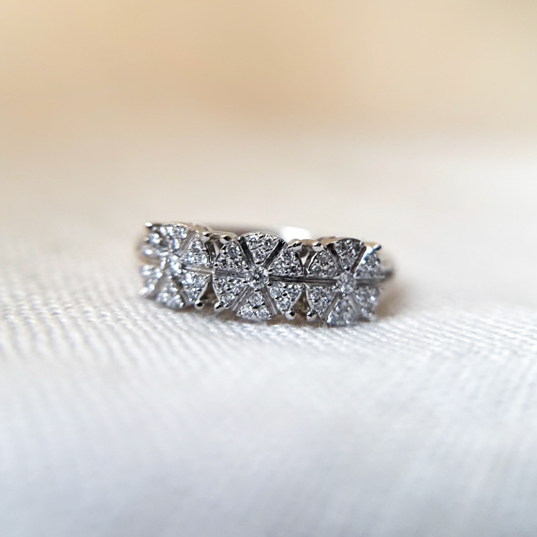 Anillo Tricillo Diamantes Diseño Flor en Oro Blanco 18K