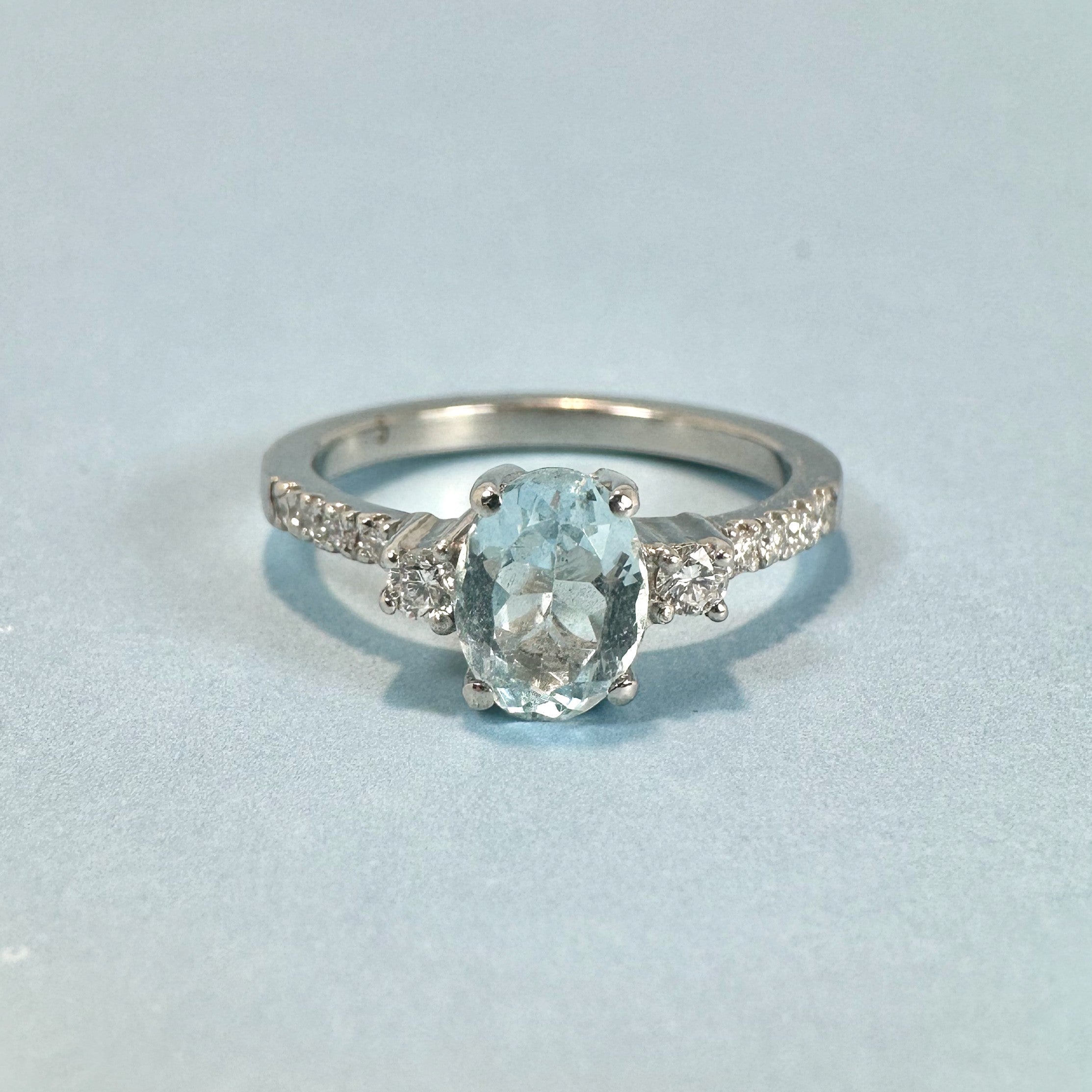 A pedido - Anillo Aguamarina Oval en Grifa 8 x 6 mm y Brillantes
