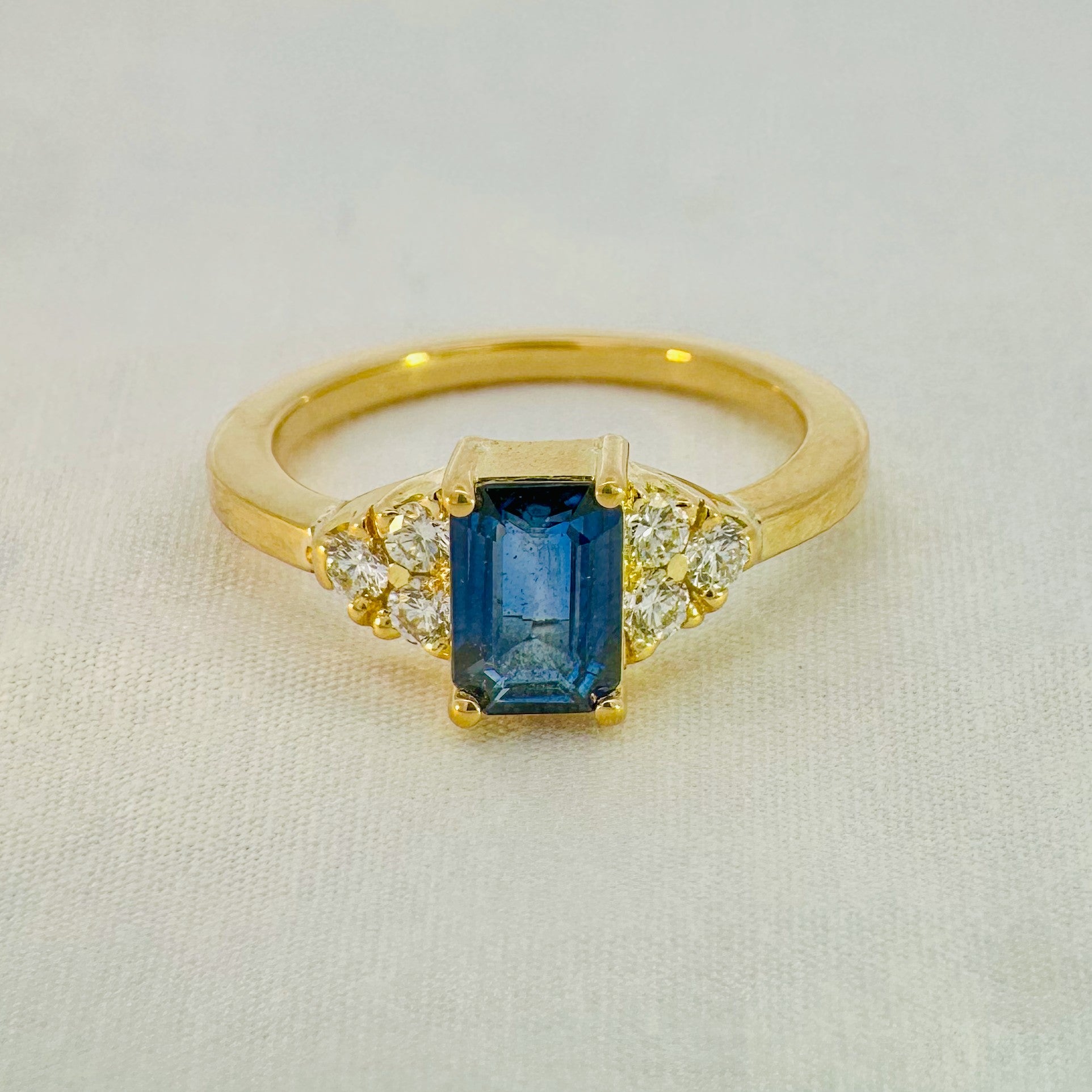 A pedido - Anillo Zafiro Octogonal en Grifa 7 x 5 mm y Brillantes
