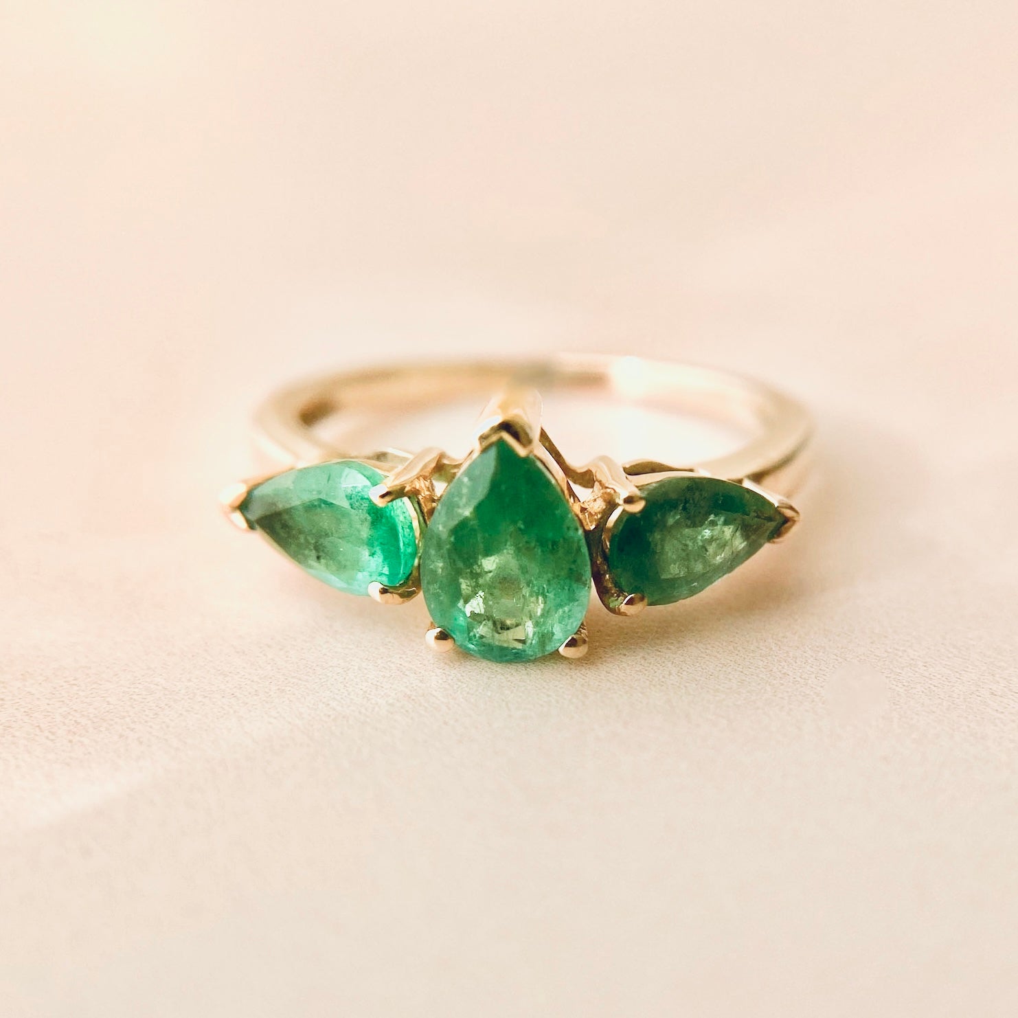 Anillo Tricillo Esmeraldas Pera en Grifa 7 x 5 mm