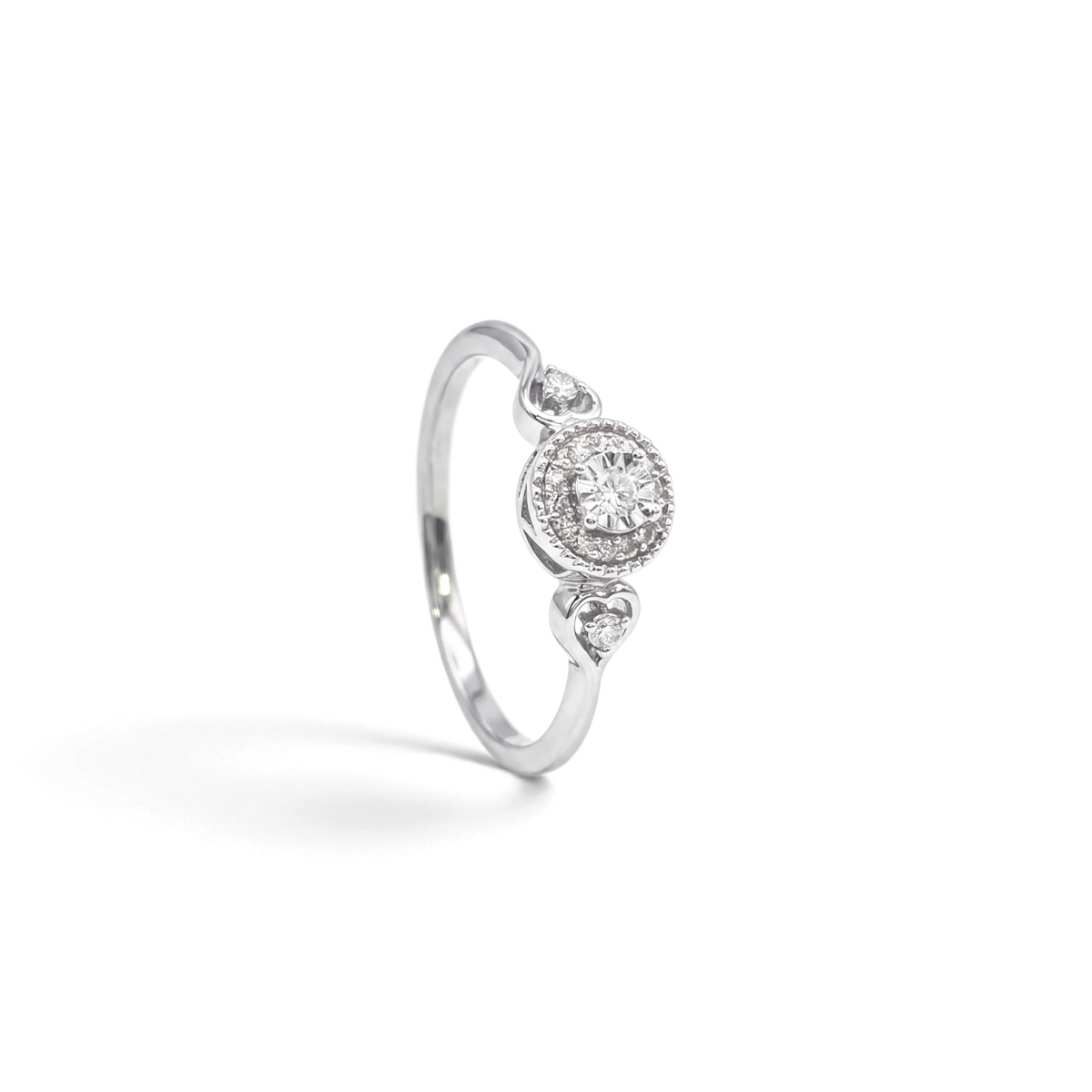 Anillo solitario halo de Sophia Schneider Joyas en plata 925 con diamantes corte brillante y detalles de corazones
