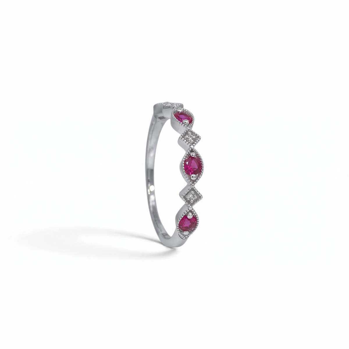 Anillo cintillo Sophia Schneider Joyas de plata 925 con rubíes y diamantes en corte brillante