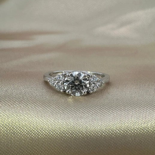 Anillo Solitario Diamante Lab 1,06 ct y trio brillantes Oro blanco 18K