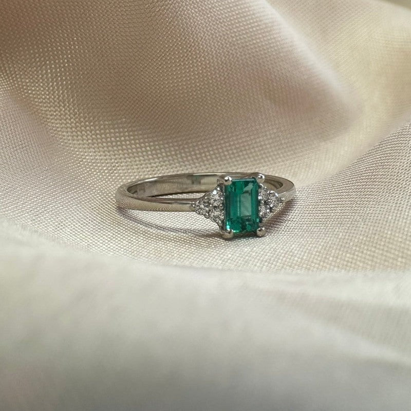 Anillo Solitario Esmeralda y Trio Diamantes  Platino