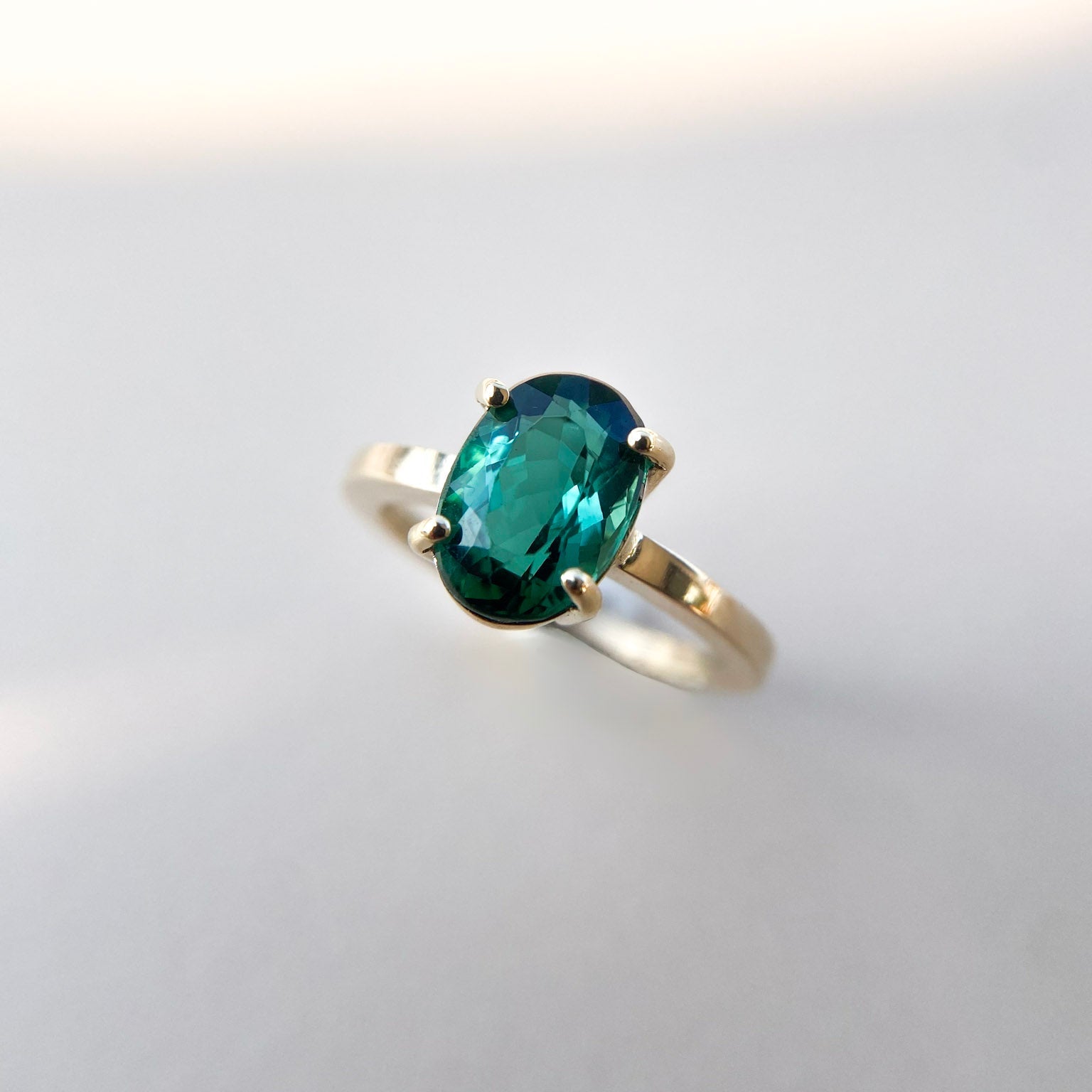 Anillo Turmalina Verde Oval Grifa 10 x 7 mm