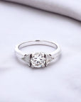 Anillo Brillante 0,70 Ct y Trilliants 0,25 Ct