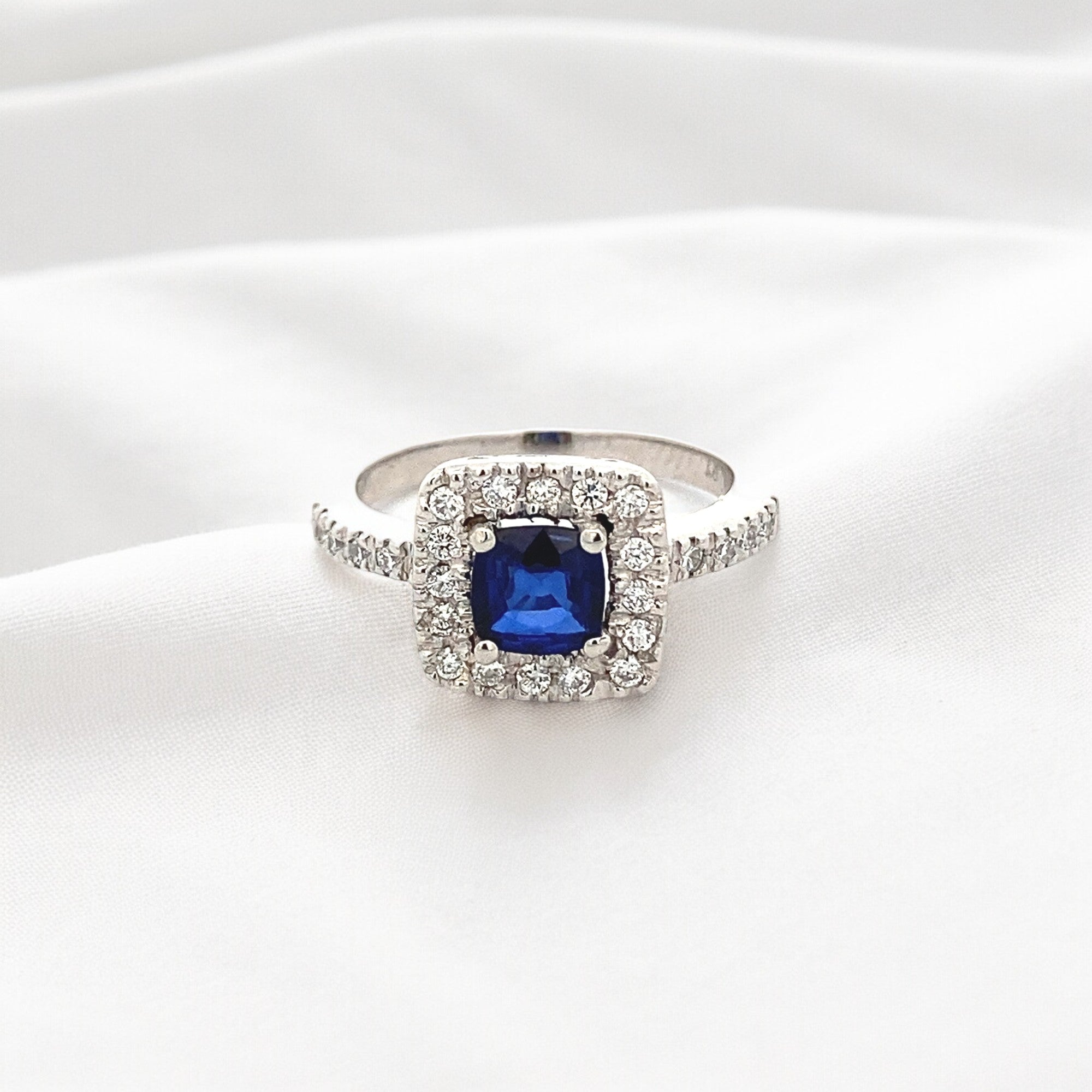 A pedido Anillo Zafiro Cuadrado en Grifa Halo