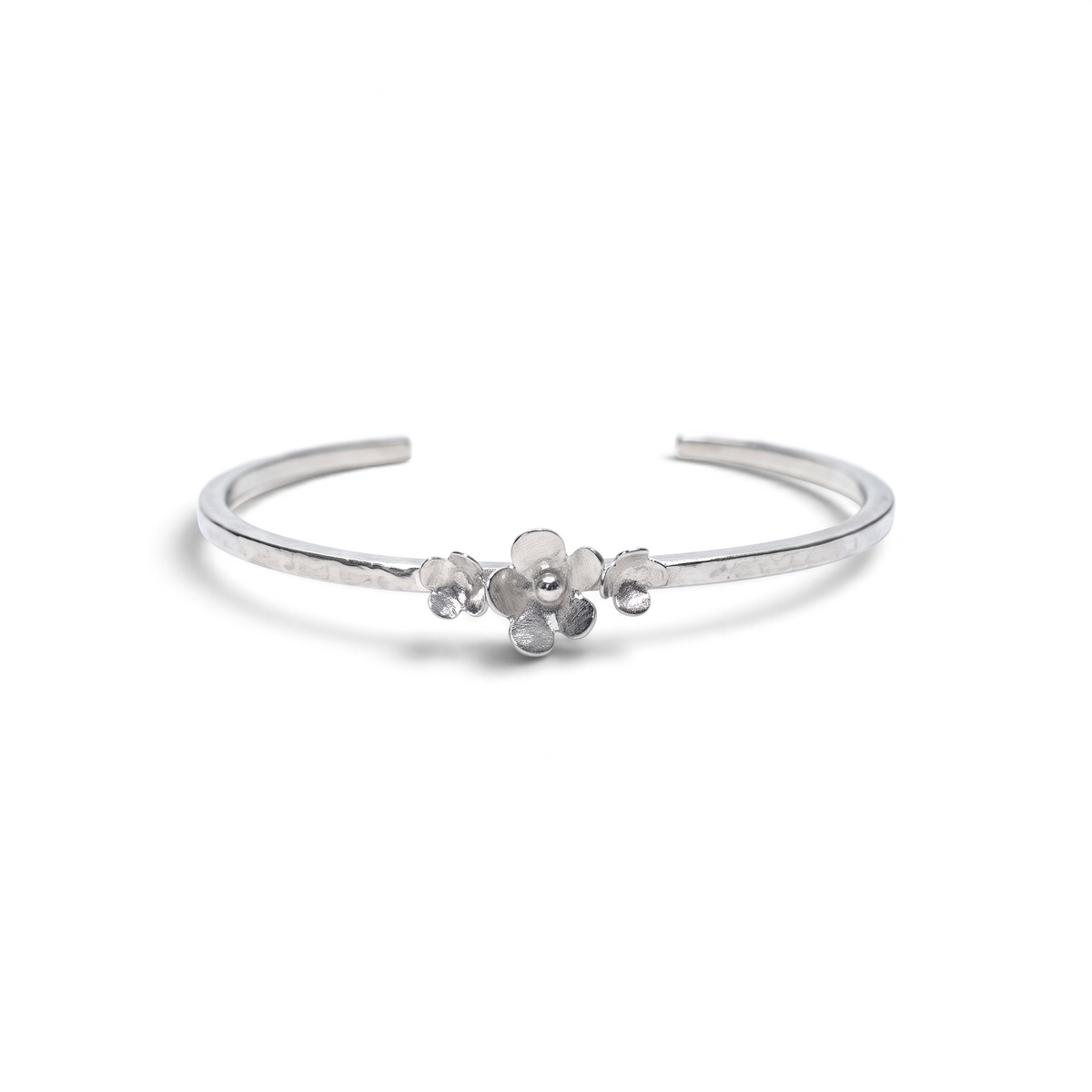 Esclava abierta de plata Sophia Schneider Joyas con diseño de flores, ajustable y acabado texturizado