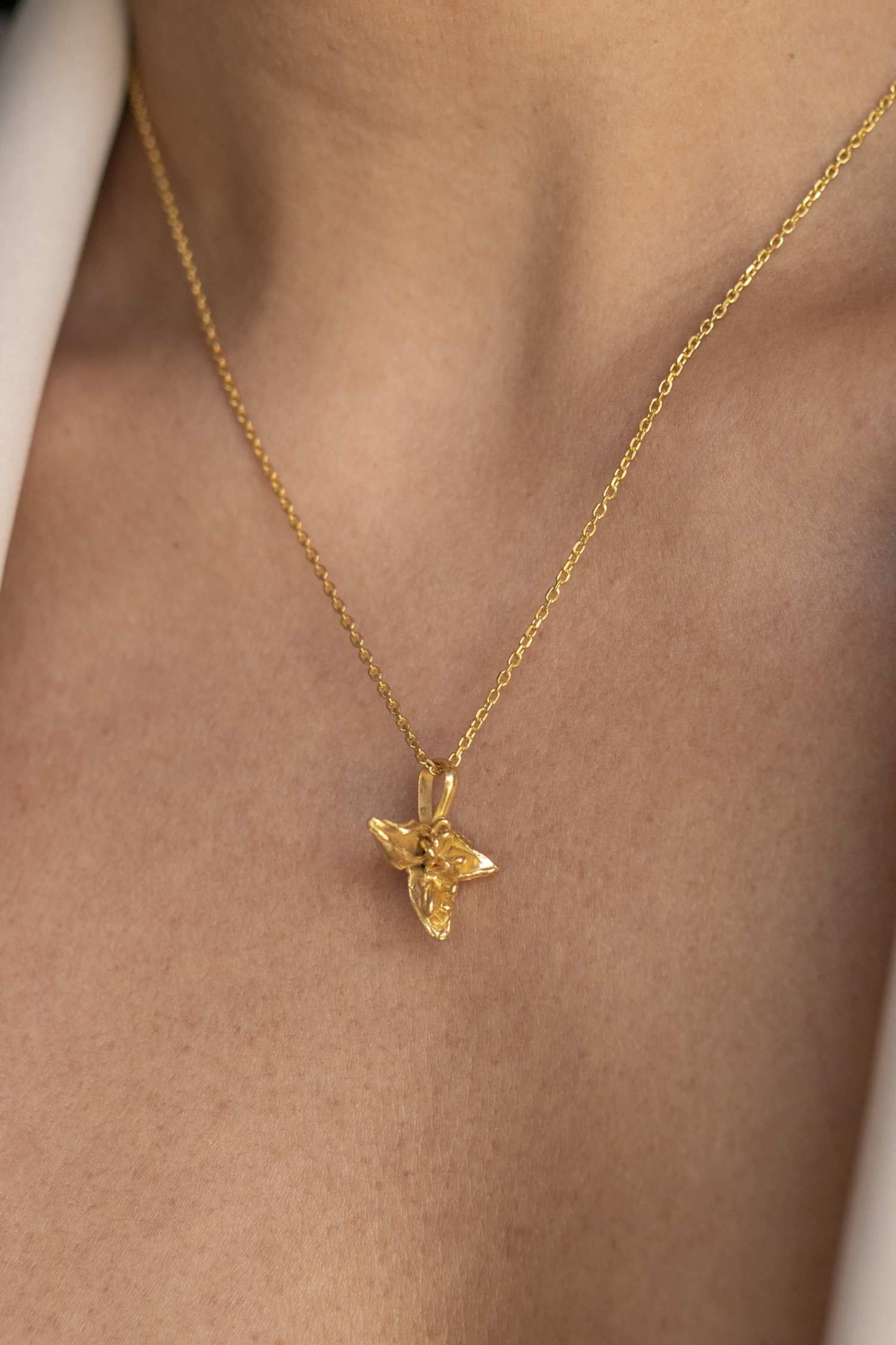 Colgante dorado Herba - Tita Cardemil